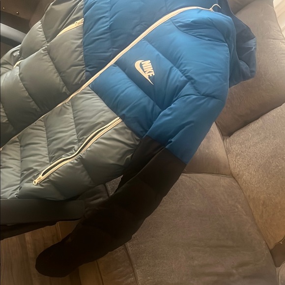 Nike Two-Tone Blue and Gray Jacket - Picture 2 of 4